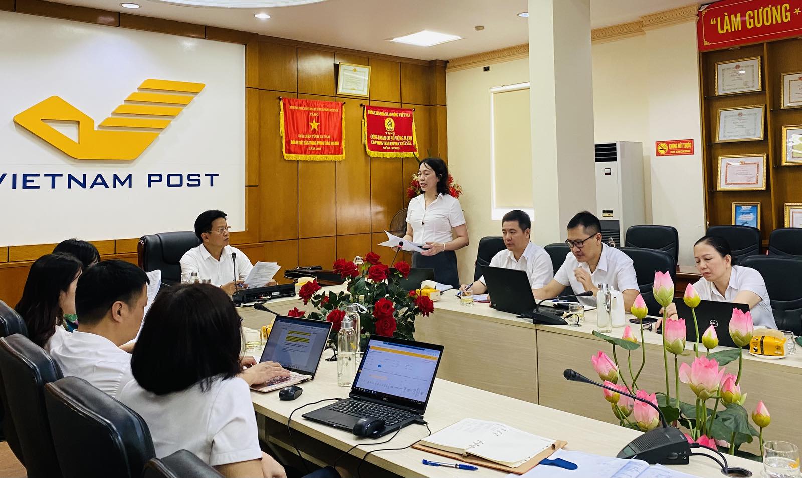 Lãnh đạo Tổng công ty làm việc với Bưu điện tỉnh Hà Nam về phương án tổ chức sản xuất kinh doanh