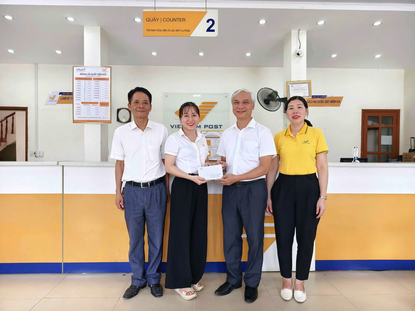 Giao dịch viên Bưu điện 3 lần giúp khách hàng “thoát” bẫy lừa đảo qua mạng
