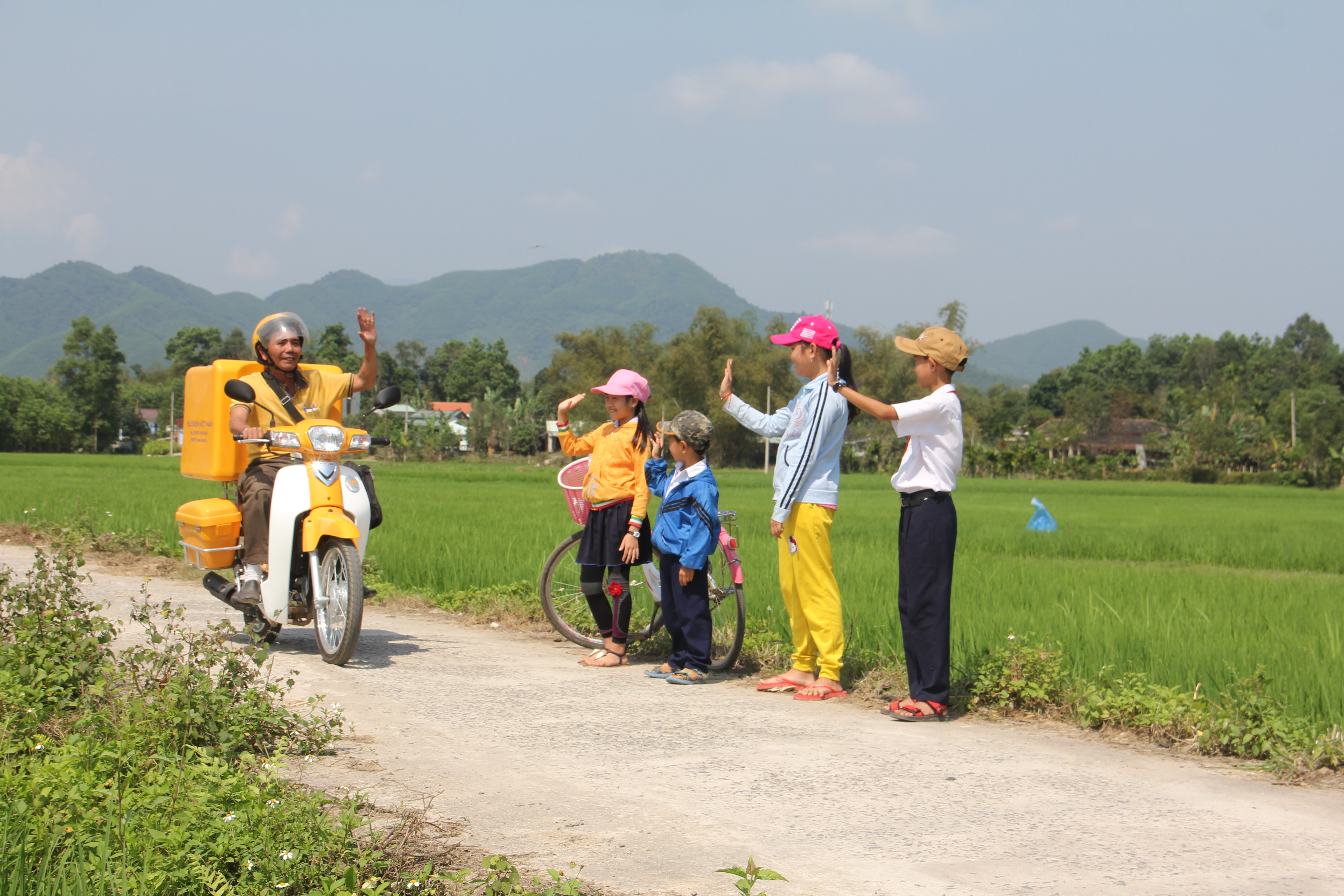 Bưu điện Việt Nam tiếp tục điều chỉnh giảm phụ phí xăng dầu lần thứ 3 liên tiếp