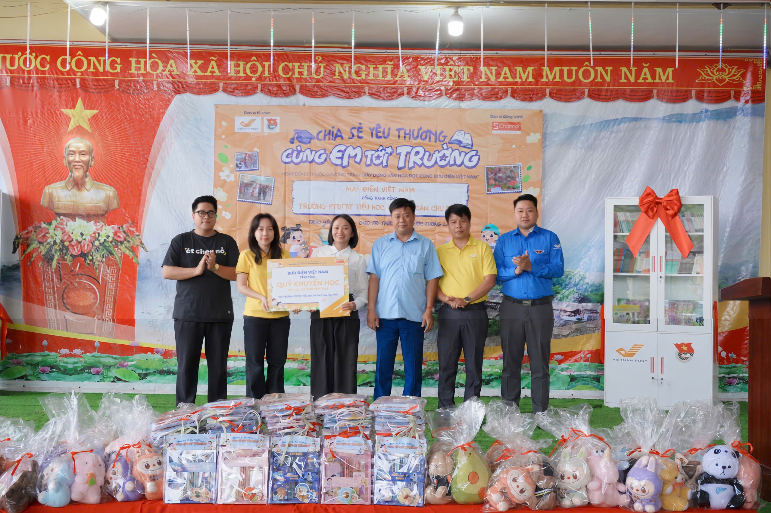 Hành trình “Xây dựng văn hóa đọc cùng Bưu điện Việt Nam” đến với học sinh vùng cao Cán Chu Phìn