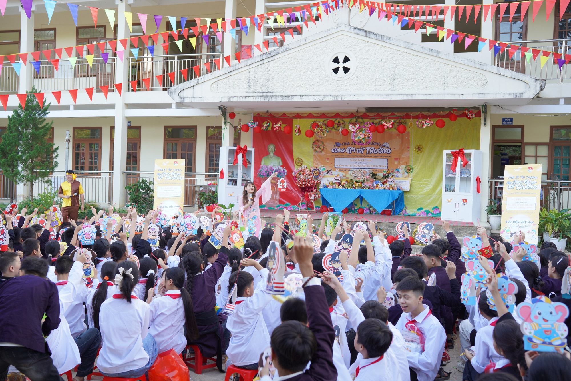 “Chia sẻ yêu thương – Cùng em tới trường”: Vietnam Post nối dài hành trình vì cộng đồng